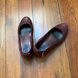Indigo by Clarks flats in size 6.5, maroon